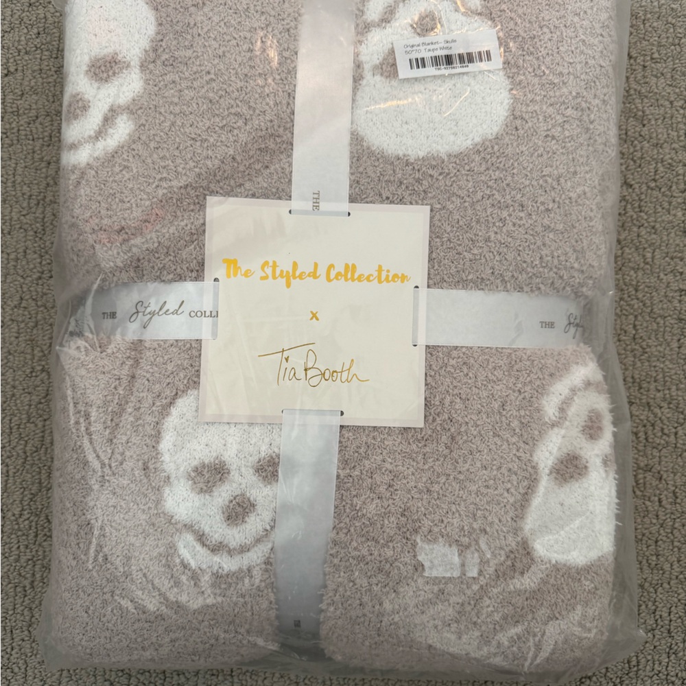 The Styled Collection Beige Skull Blankets-50x70 (listing is for larger size) - Picture 2 of 2